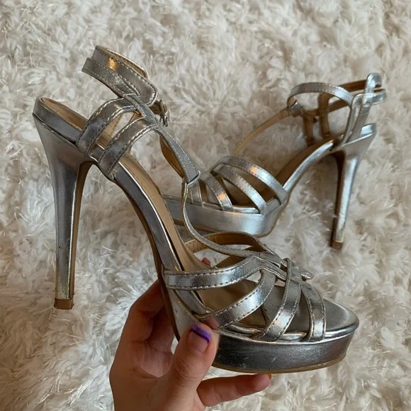 Silver heels - Picture 2 of 5